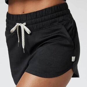 Medium Vuori halo performance shorts in black heather, NWT